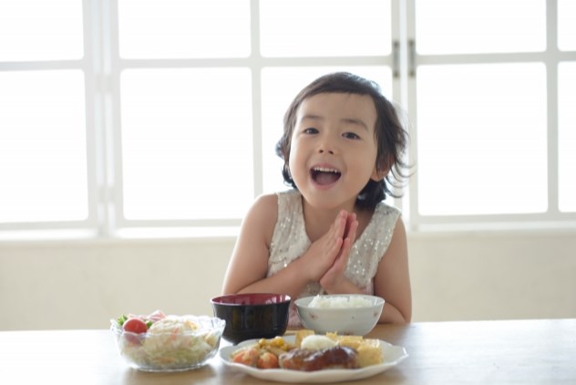 お食事エプロンはいつまで必要 卒業するタイミングとは